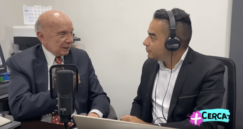 Entrevista con el periodista Carlos Arturo Albino – En Mas Cerca